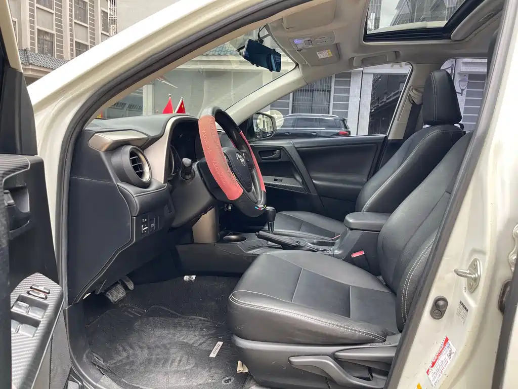 Toyota RAV4 2015 — фото 8