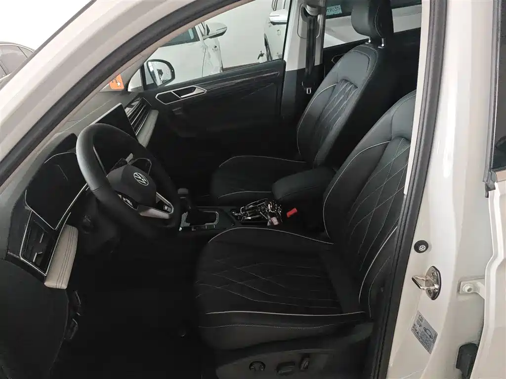 Volkswagen Tiguan L 2023 — фото 15