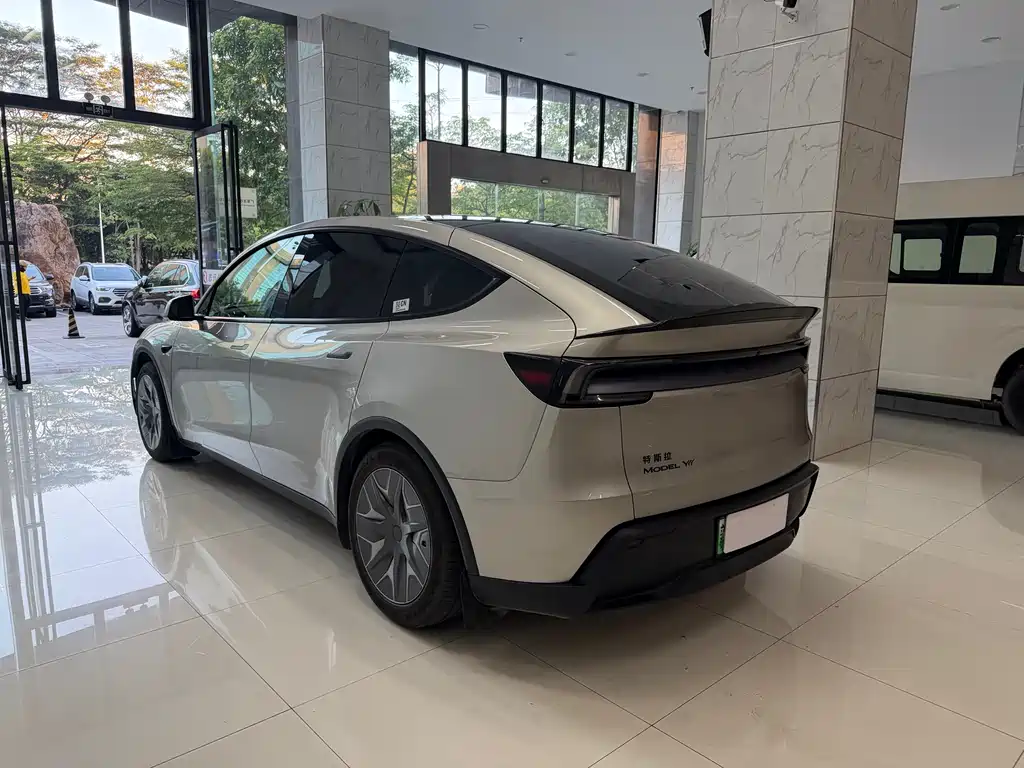 Tesla Model Y L 2025 — фото 4