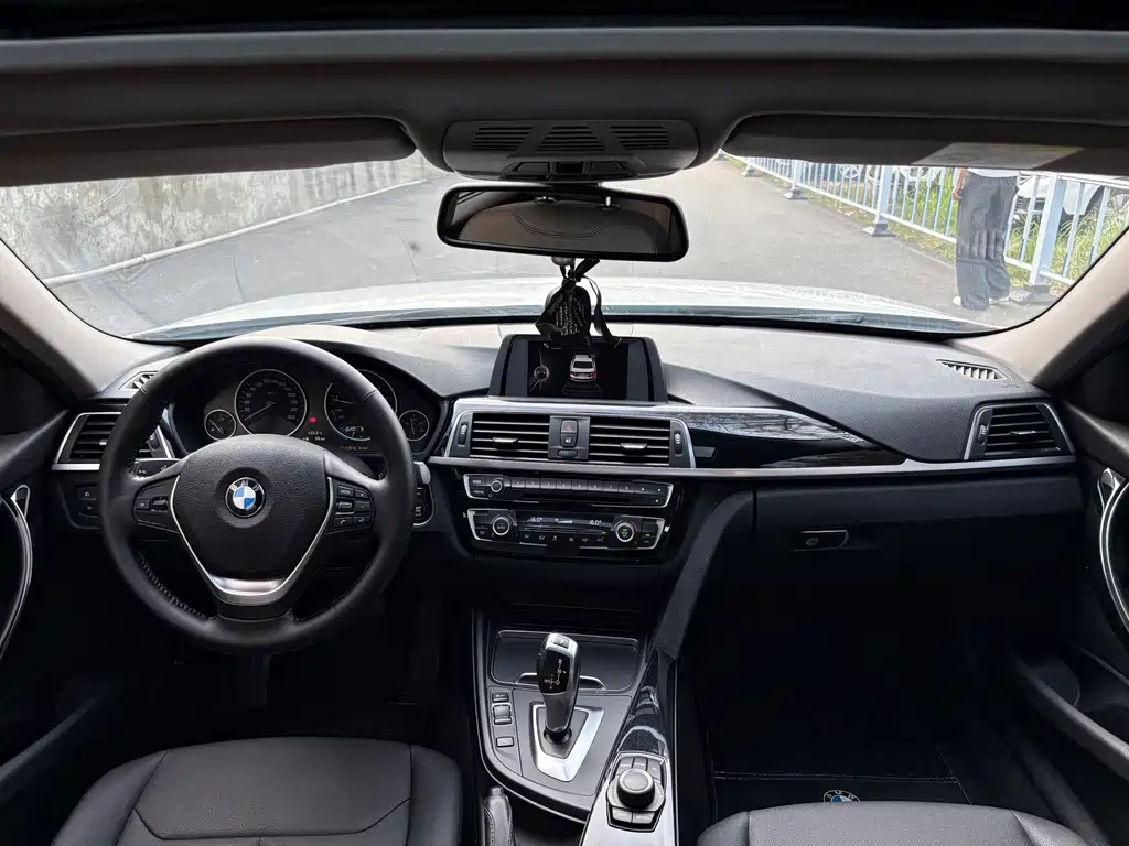 BMW 3 Series 2017 — фото 9