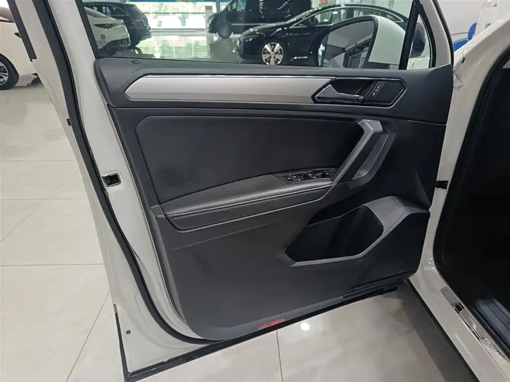 Volkswagen Tiguan L 2019 — фото 12