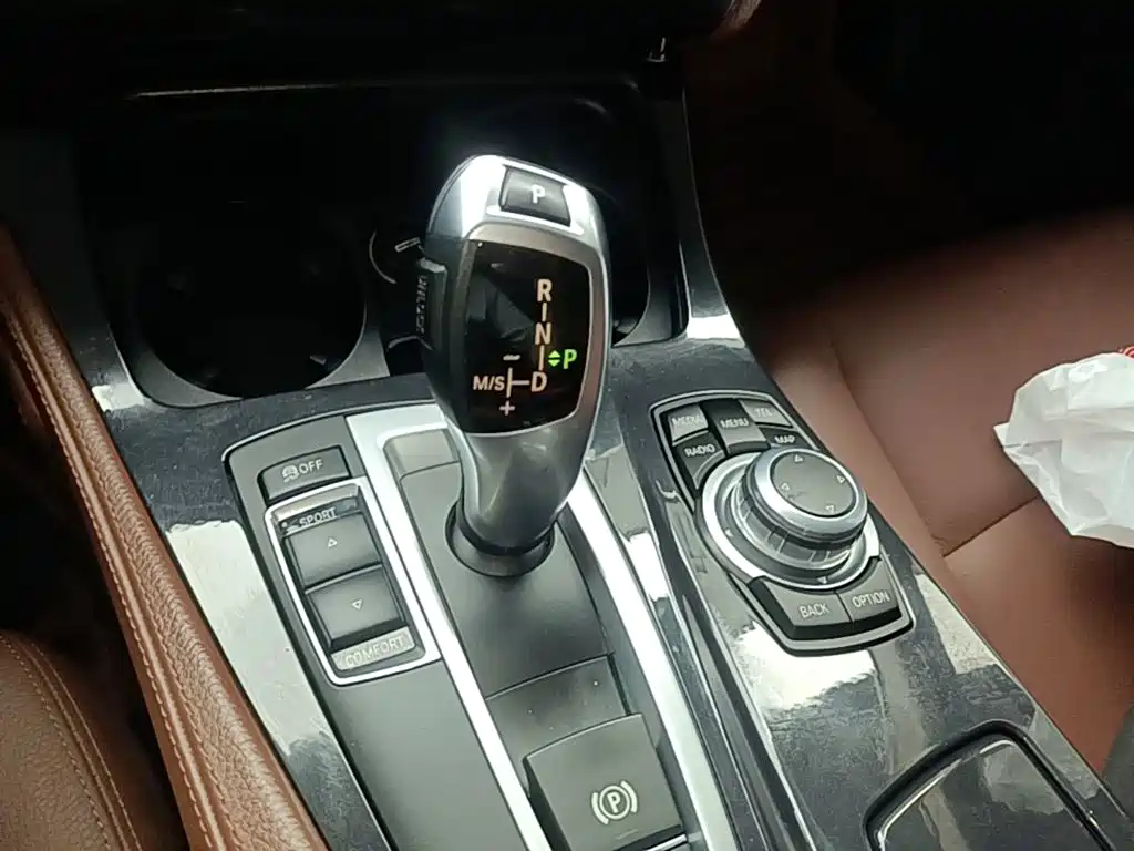 BMW 5 Series 2015 — фото 14