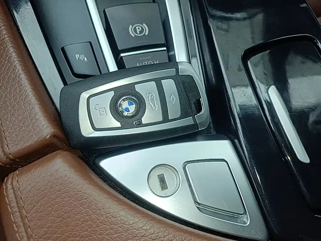 BMW 5 Series 2015 — фото 9