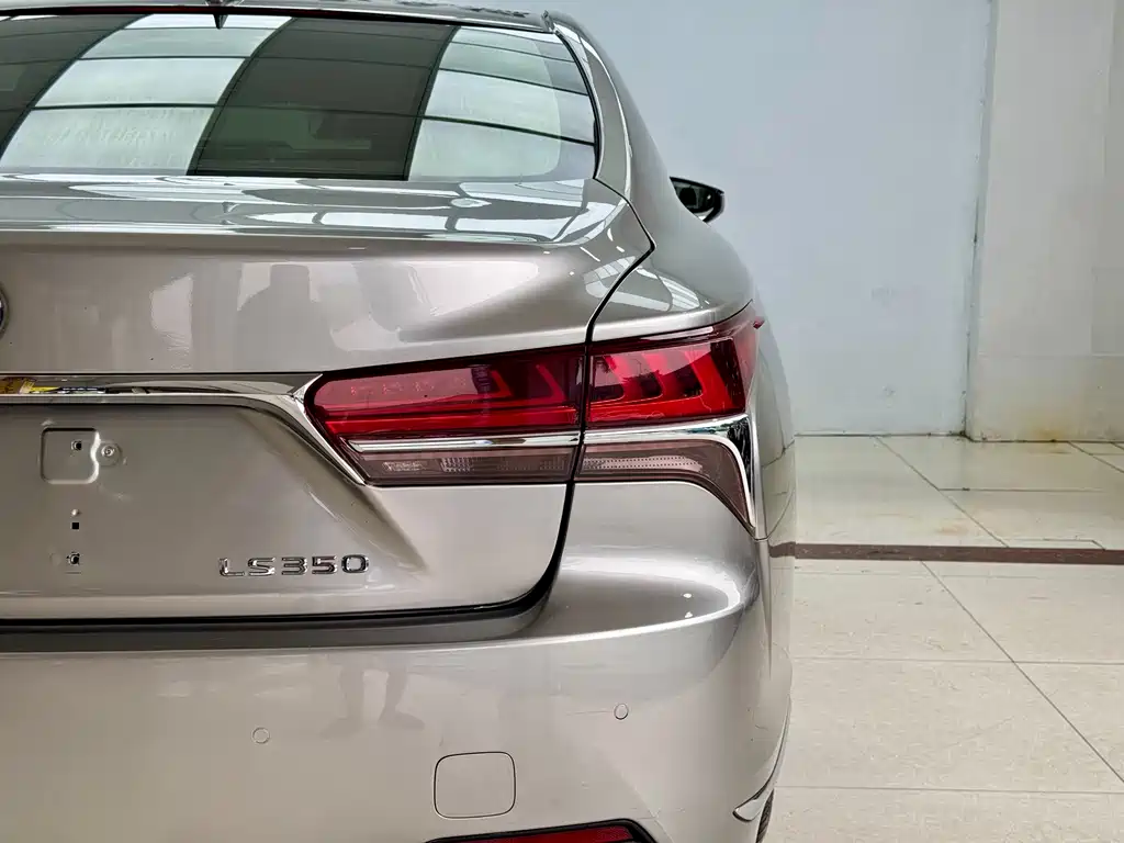 Lexus LS 2018 — фото 23