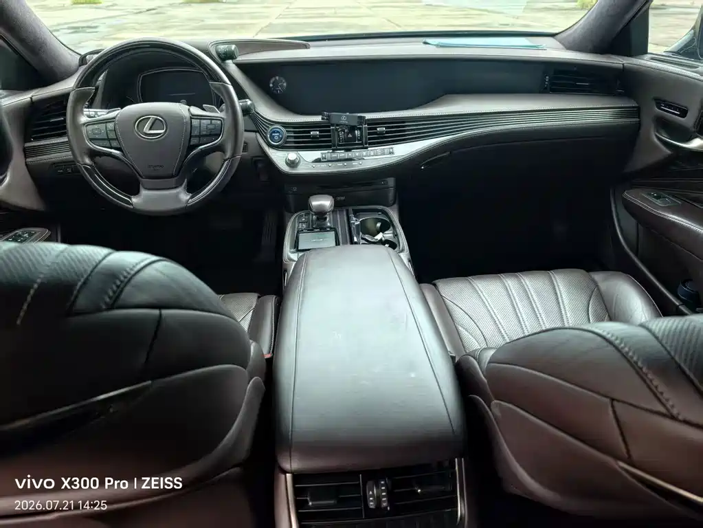 Lexus LS 2020 — фото 11