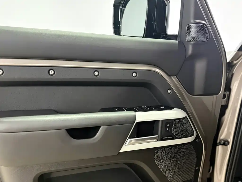 Land Rover Defender 2022 — фото 11
