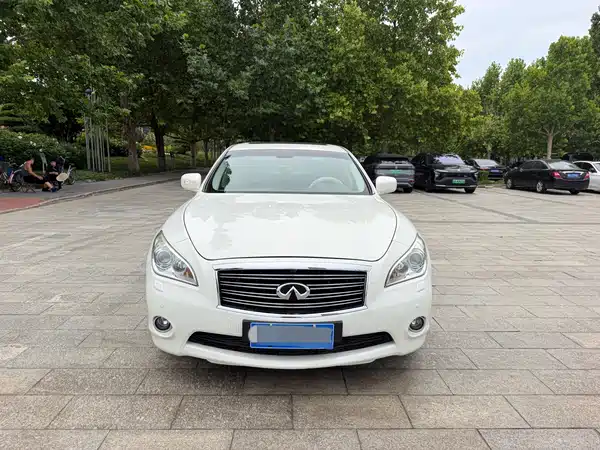 Infiniti Q70 2014