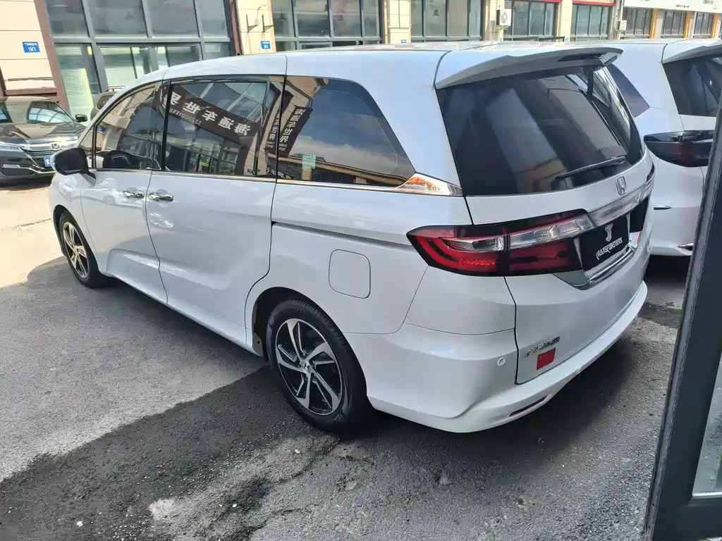 Honda Odyssey 2015 — фото 9