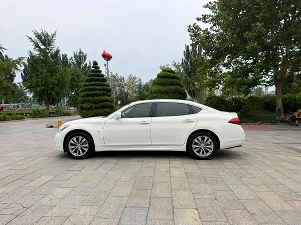 Infiniti Q70 2014