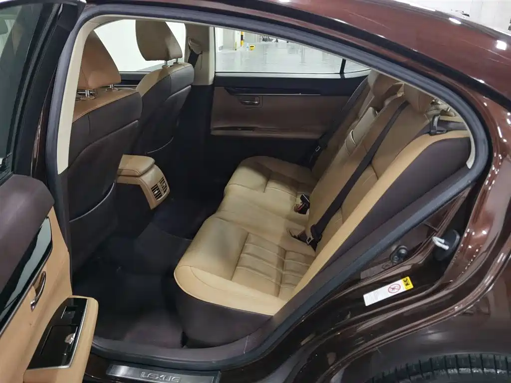 Lexus ES 2015 — фото 15