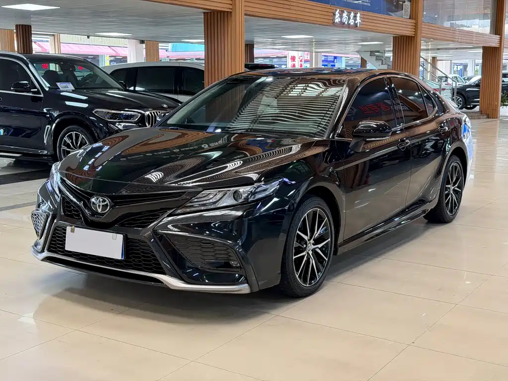 Toyota Camry 2022 — фото 1