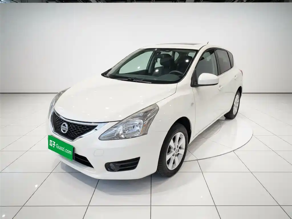 Nissan Tiida 2015 — фото 1