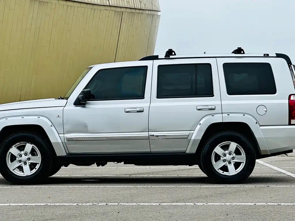 Jeep Commander Classic 2007 — фото 8