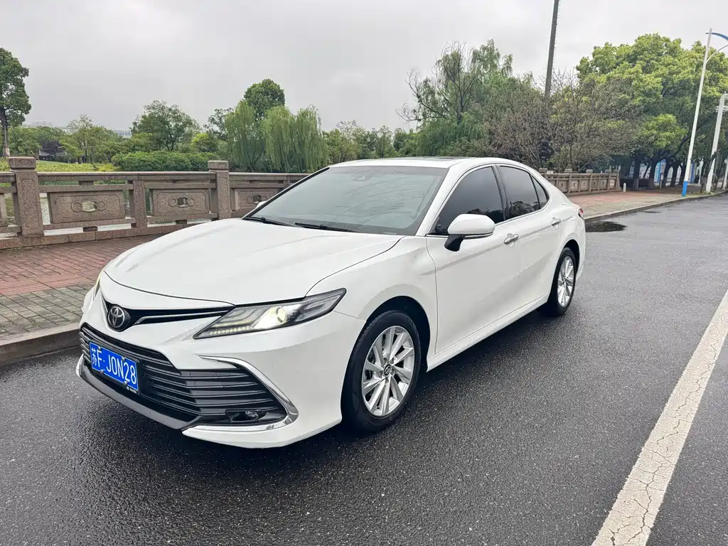 Toyota Camry 2022 — фото 2
