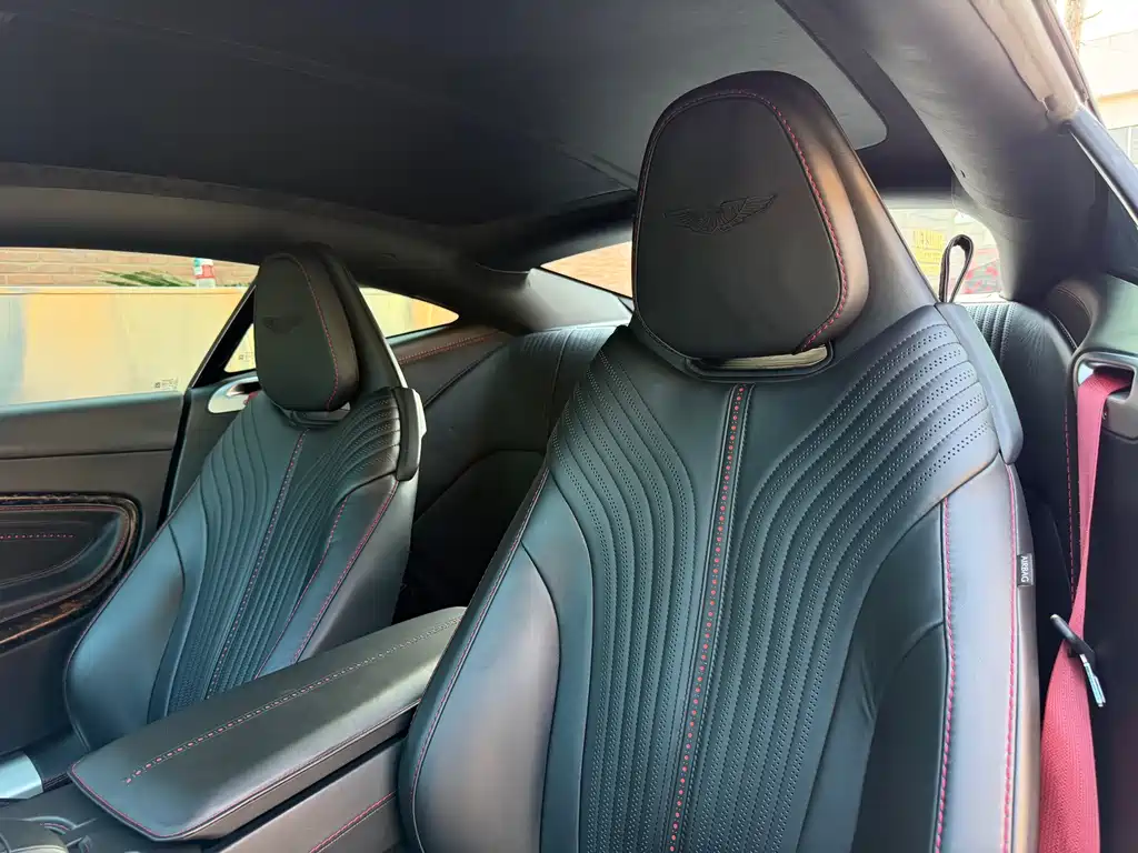 Aston Martin DB11 2018 — фото 12