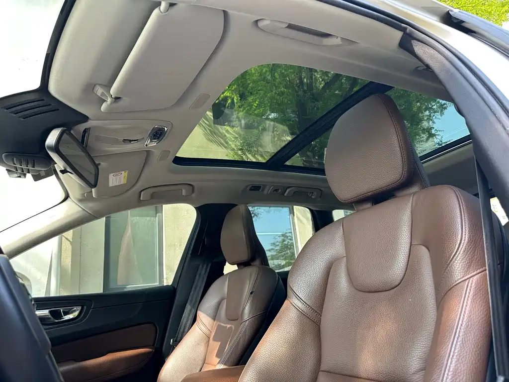 Volvo XC60 2018 — фото 18