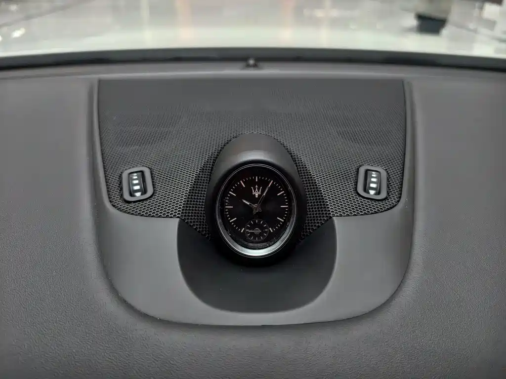Maserati Levante 2017 — фото 16