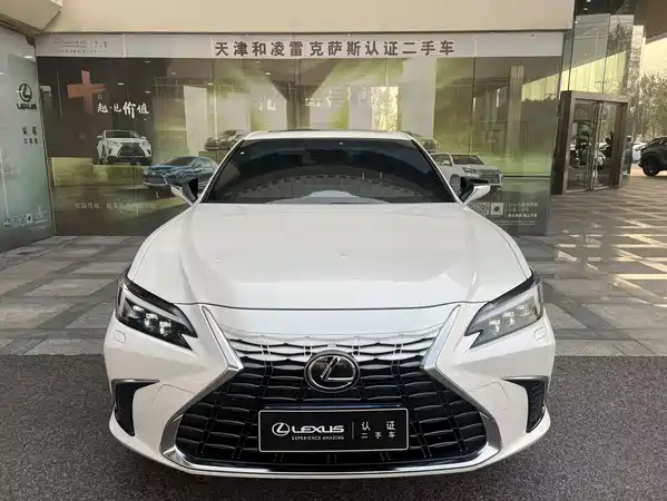 Lexus ES 2025