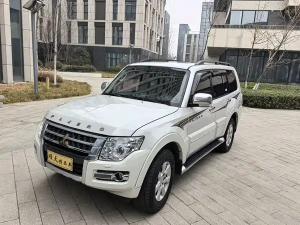 Mitsubishi Pajero 2016