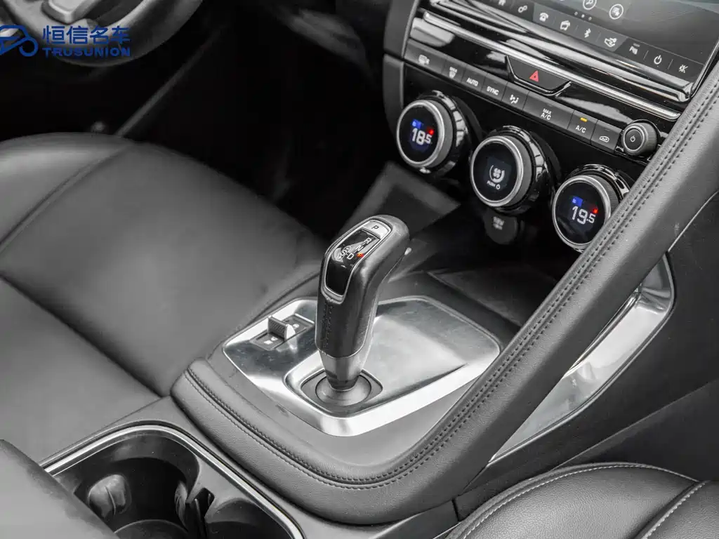 Jaguar E-PACE 2019 — фото 19