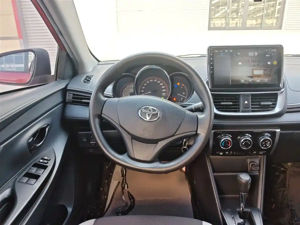 Toyota Yaris L 2020 — фото 11