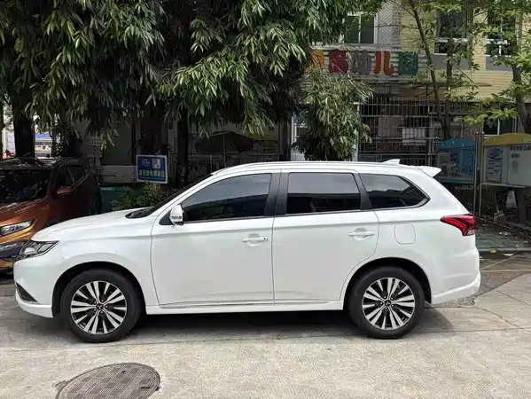 Mitsubishi Outlander 2023