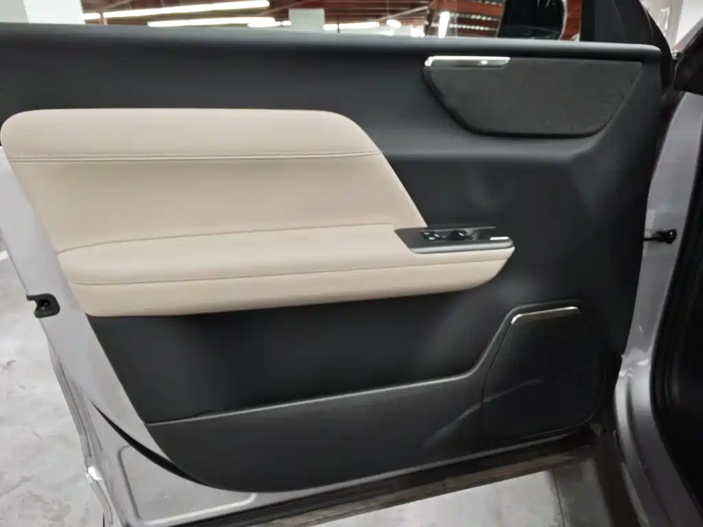 Volvo XC70 Plug-In Hybrid 2025 — фото 16