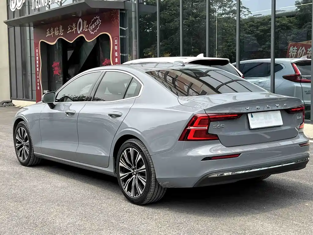 Volvo S60 2022 — фото 4