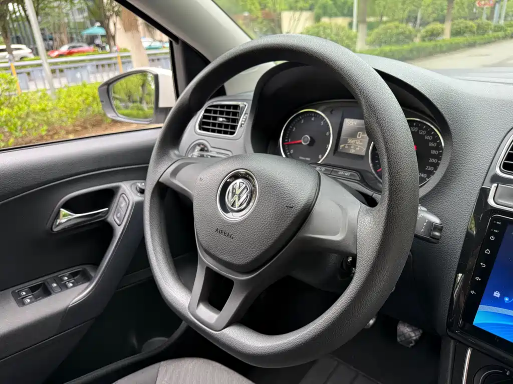 Volkswagen Polo 2015 — фото 14