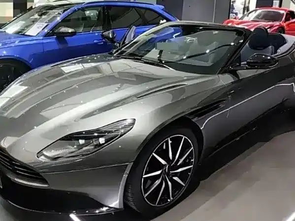 Aston Martin DB11 2021