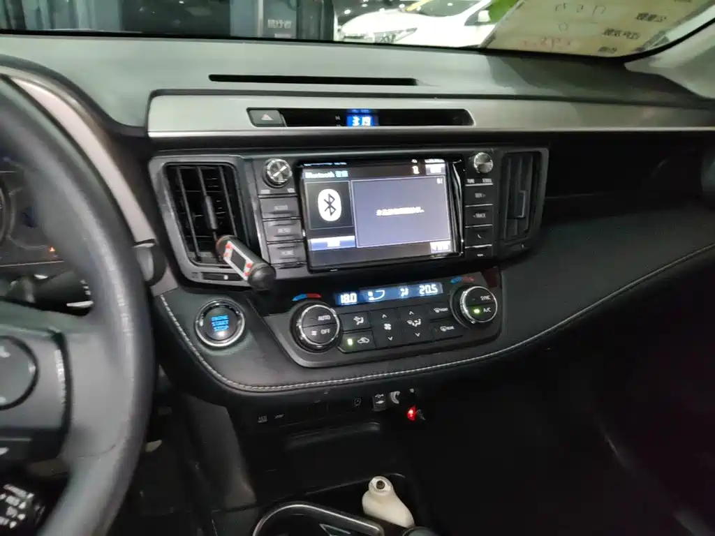 Toyota RAV4 2017 — фото 13