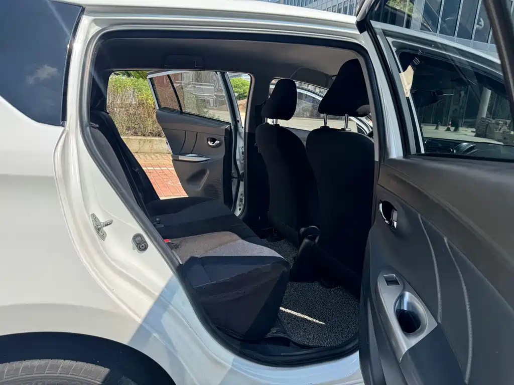 Toyota Yaris L 2015 — фото 14