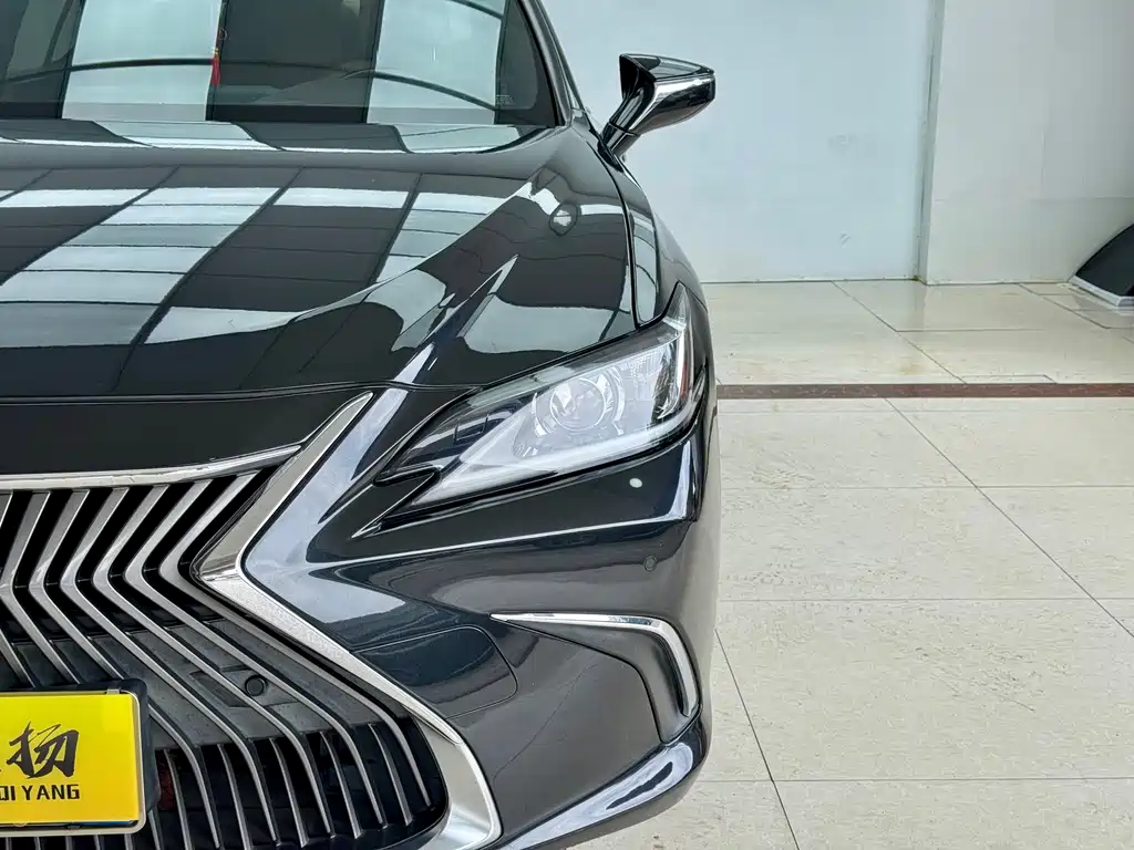 Lexus ES 2019