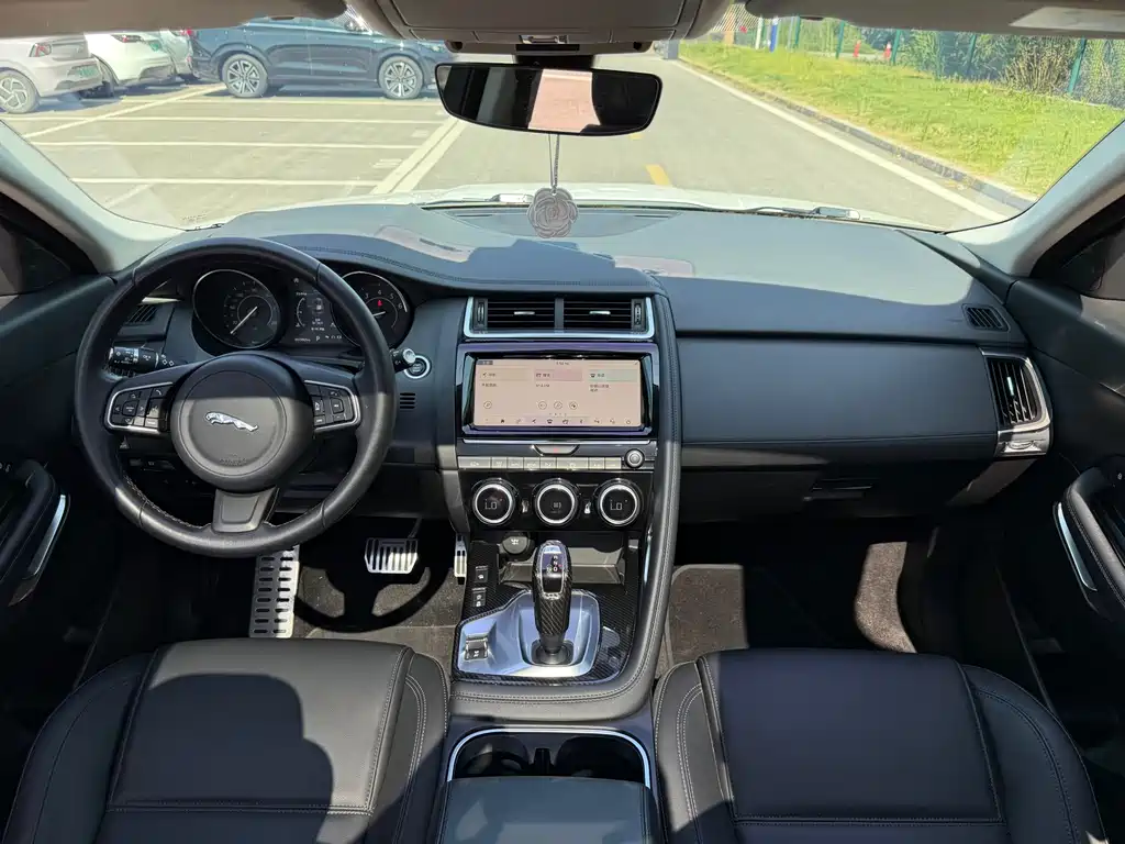 Jaguar E-PACE 2021 — фото 14