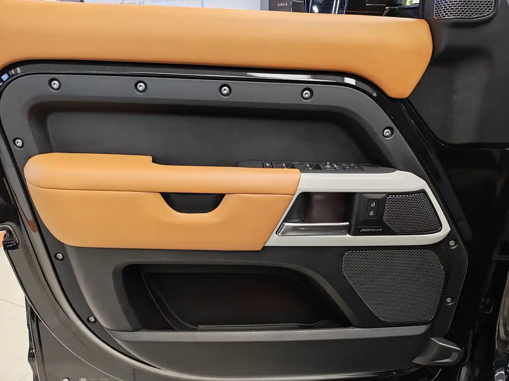 Land Rover Defender 2023 — фото 12