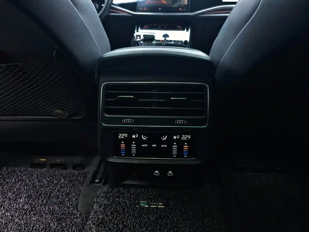 Audi Q8 2021 — фото 16