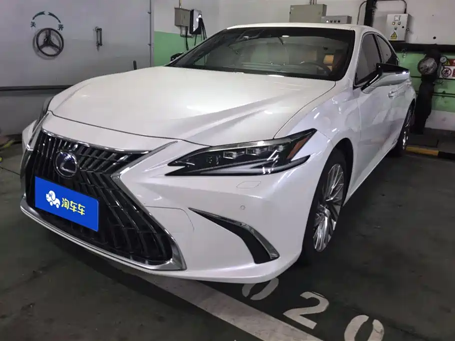 Lexus ES 2022 — фото 1