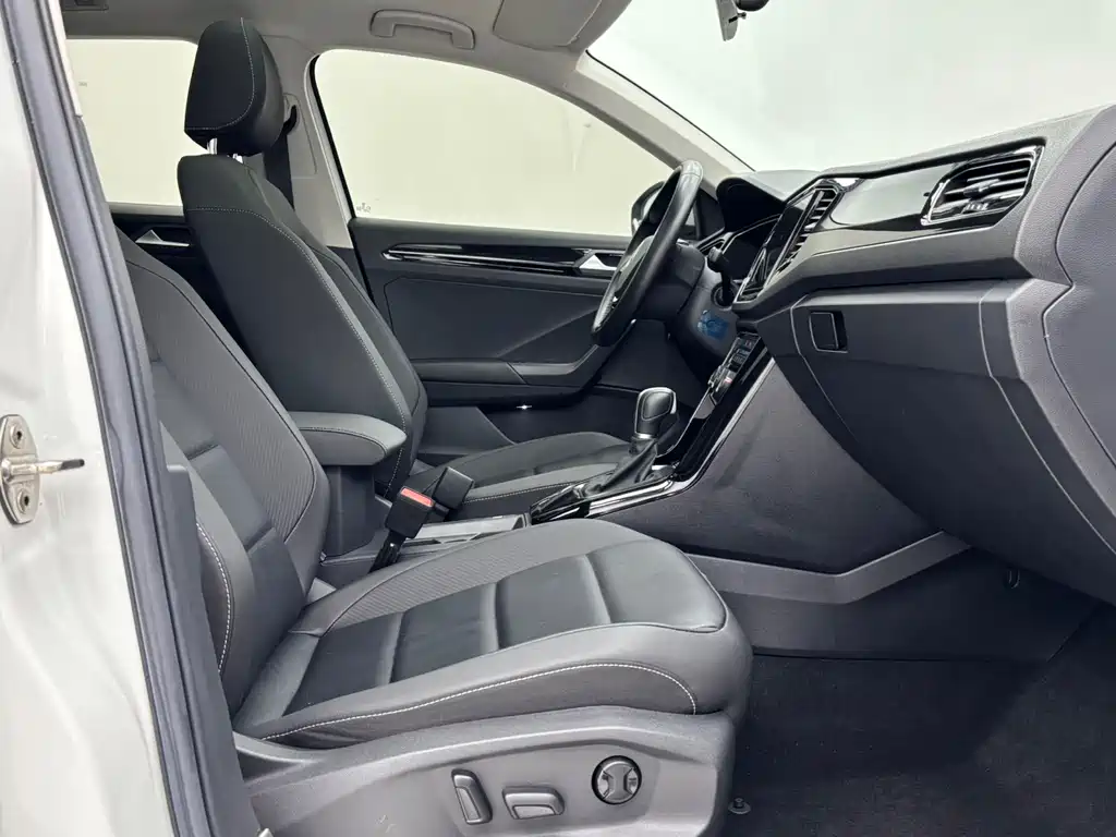 Volkswagen T-Roc 2022 — фото 9