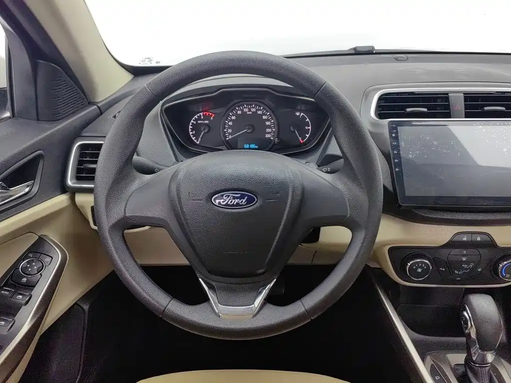 Ford Escort 2017 — фото 11