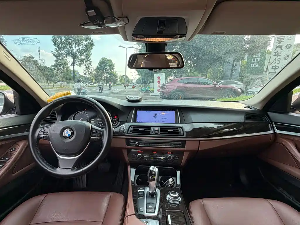 BMW 5 Series 2017 — фото 13