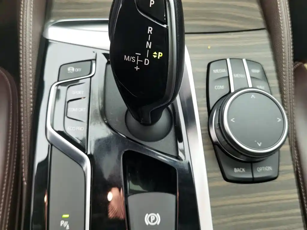 BMW 5 Series 2019 — фото 13