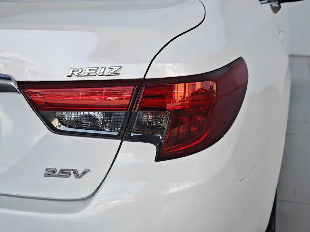 Toyota Reiz 2015 — фото 17