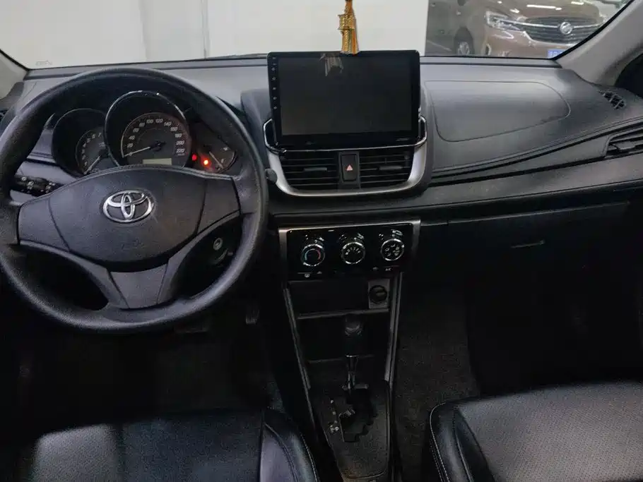 Toyota Yaris L 2021 — фото 12