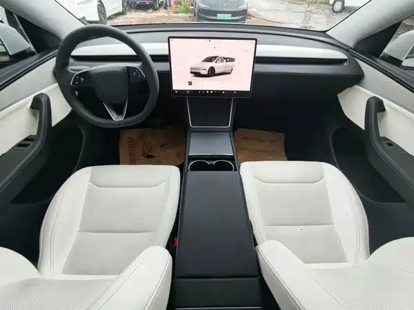 Tesla Model Y 2025