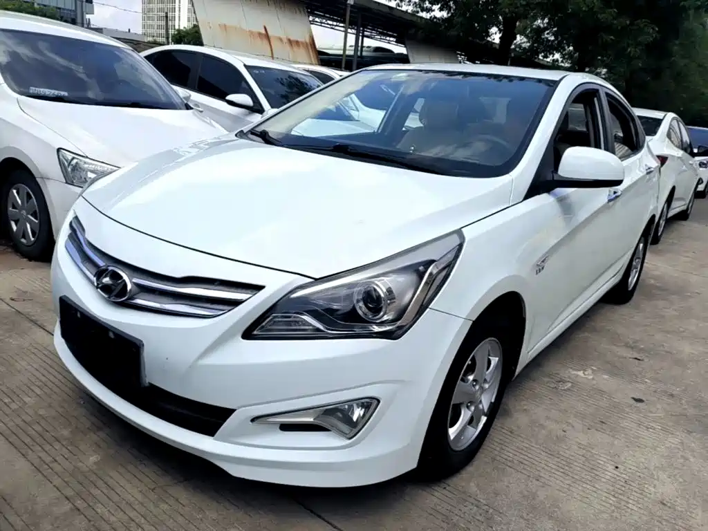 Hyundai Accent 2015 — фото 1