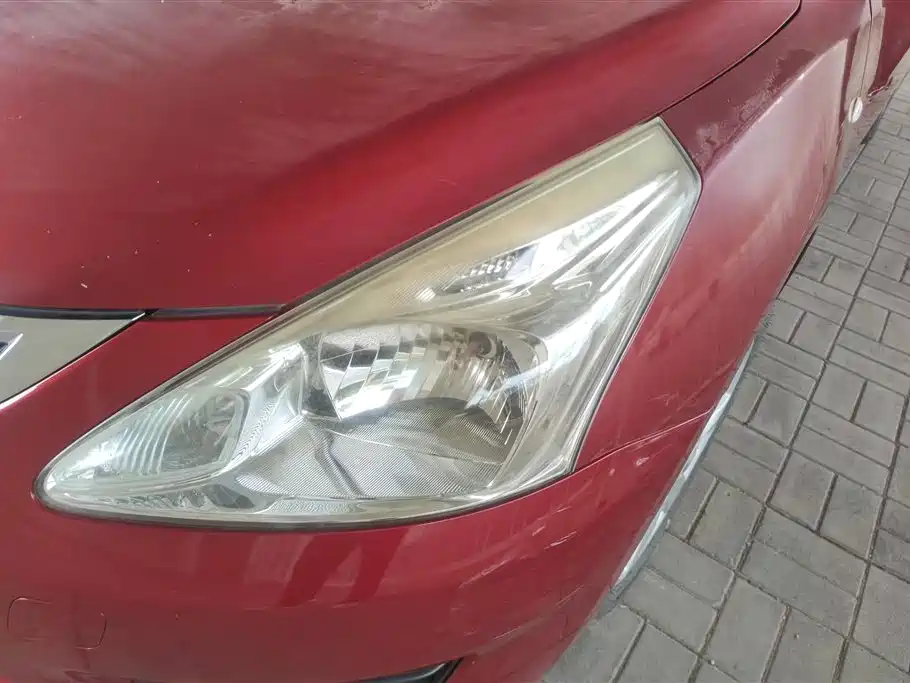 Nissan Tiida 2012