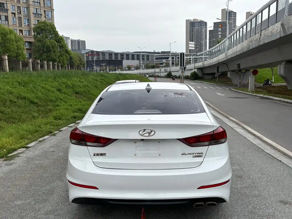 Hyundai Elantra 2018 — фото 6