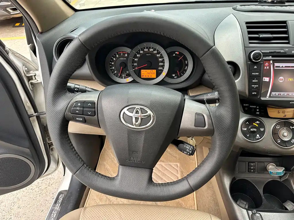 Toyota RAV4 2012 — фото 10