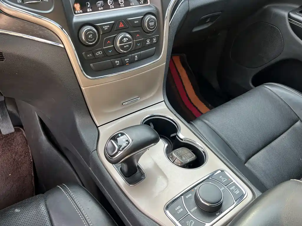 Jeep Grand Cherokee 2017 — фото 14