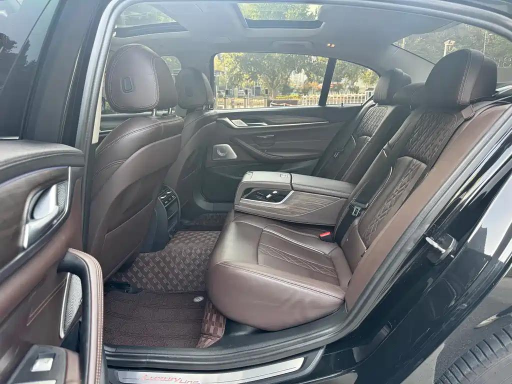 BMW 5 Series 2018 — фото 11